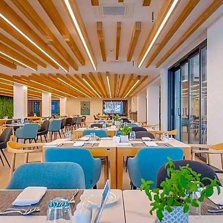 Radisson Larnaca Hotel 3*